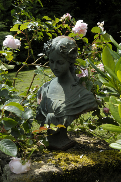 Statue et roses anglaises pour chambre d'hôtes en France